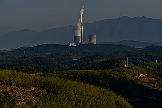 烟囱,冷却塔,群山,树林,蓝天,烟,污染