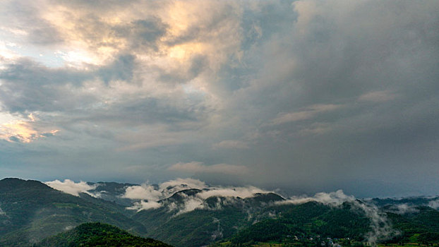 重庆酉阳,西边日落东边雨,山色空蒙景亦奇