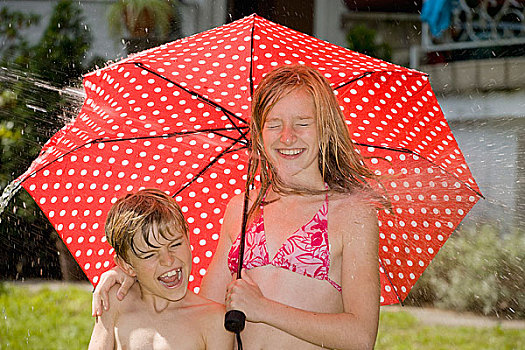 两个孩子,站立,伞,击打,水