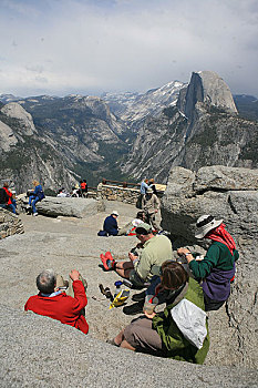 美国优胜美地国家公园半月丘的花岗岩峭壁,有人常常在此驻足观看