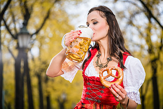 女孩,传统,巴伐利亚,喝,啤酒,室外,巨大,大杯