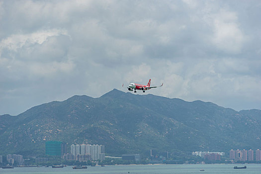 一架亚洲航空的客机正降落在香港国际机场