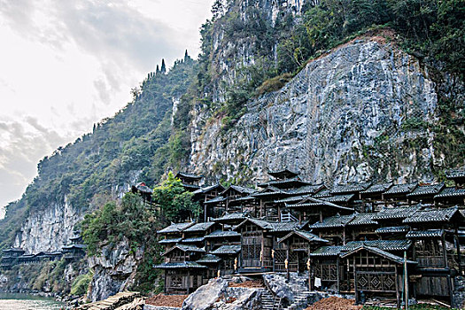 湖北夷陵长江三峡灯影峡里的,三峡人家,溪边人家