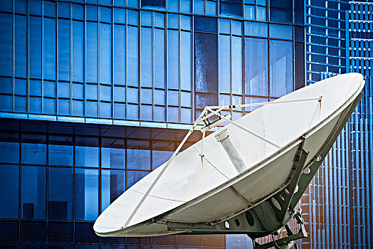 现代城市上空的卫星信号接收器
