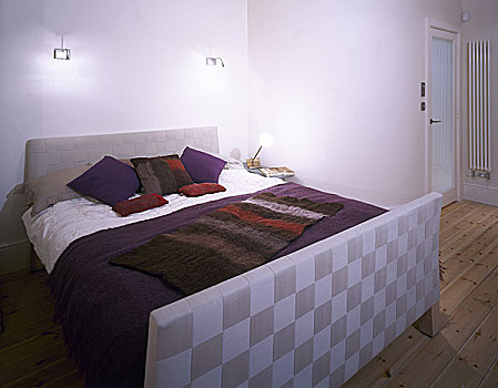现代,卧室,木地板,玻璃门,双人床,软垫,床头板,紫色,床上用品