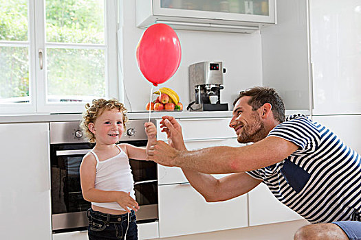 女孩,拿着,气球,父亲,厨房