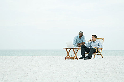 两个男人,海滩,看,笔记本电脑,一起,全身