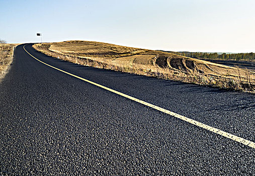 中国的66号公路,草原天路,汽车广告背景图