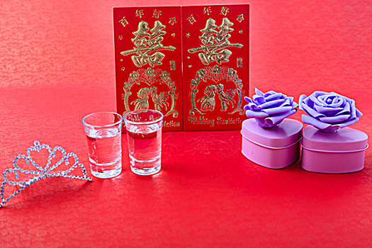 水晶皇冠透明酒杯婚礼请柬结婚证和紫色玫瑰花礼盒