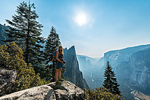 远足,女人,小路,风景,优胜美地山谷,优胜美地国家公园,加利福尼亚,美国,北美