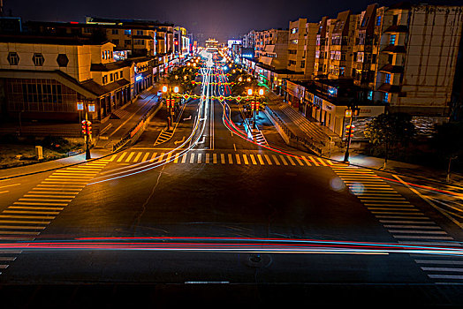 夜晚的十字路口