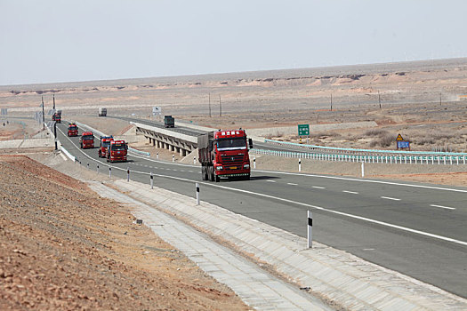 新疆哈密,繁忙的京新高速,哈密红柳沟段