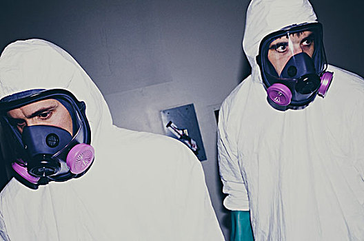 两个男人,戴着,防护,清洁,套装,呼吸,面具