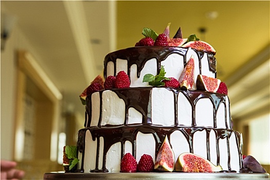 巧克力蛋糕,无花果,树莓