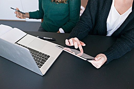 两个,职业女性,办公室,数码,笔记本电脑