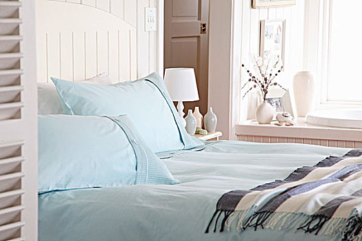 双人床,淡蓝色,枕头,床单,靠近,窗
