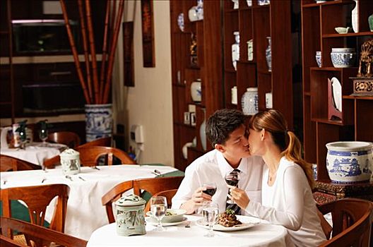 坐,夫妇,餐馆,吻