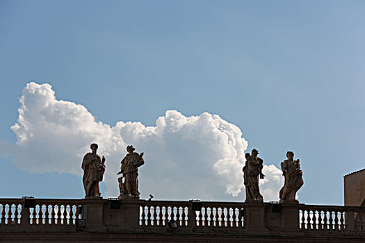 罗马梵蒂冈圣彼得大教堂廊柱雕塑