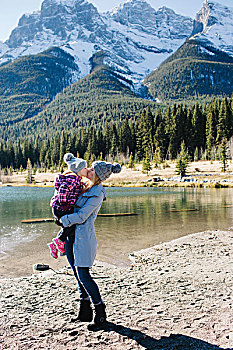 母亲,拿着,吻,女儿,旁侧,河,三姐妹山,落基山脉,艾伯塔省,加拿大