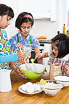 三个女孩,烘制,厨房