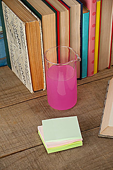 一堆,书本,化学品,烧杯,记事贴,蓝色,木质背景