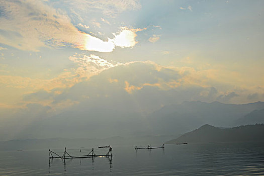 游艇,黄色天空,湖,浪花,水痕,波纹,快艇,船,山,山脉,射光,耶稣光