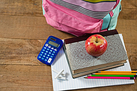 学习用品,书本,一堆,红苹果,木桌子,特写