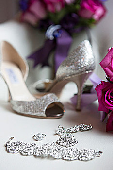 订婚戒指,手镯,项链,鞋,婚礼