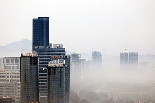 山东省日照市,云雾缭绕笼罩城市建筑犹如仙境