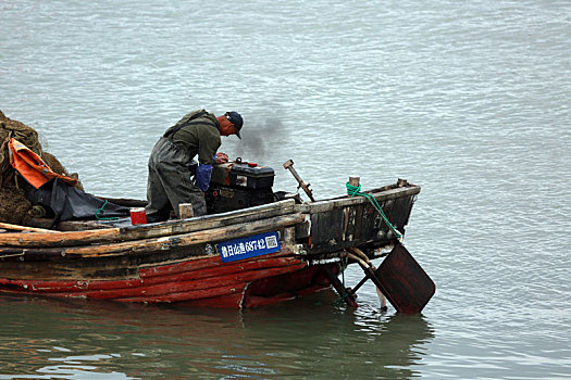 渔船回港带回大量海鲜,游客蜂拥而至就像赶大集