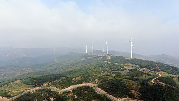 山东省日照市,秋日里的风力发电车成最美风景,绿色能源助力美丽乡村建设