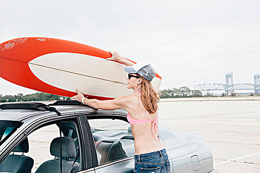 中年,女人,海滩,冲浪板,汽车,屋顶