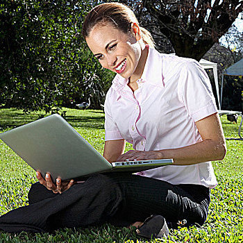 职业女性,笔记本电脑,公园