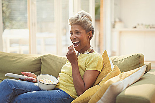 成年,女人,吃,爆米花,看电视,客厅,沙发