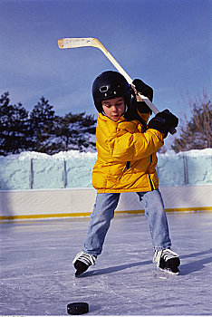 男孩,玩,冰球,户外,滑冰场