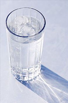玻璃杯,矿泉水,冰块