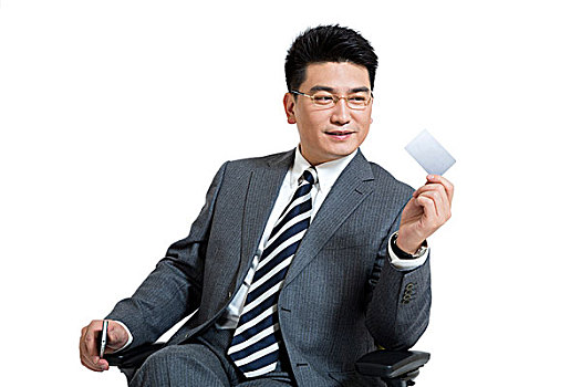 棚拍商务男士坐办公椅展示银行卡