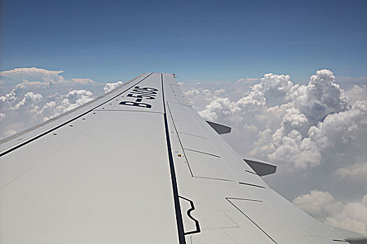 飞机机翼与白云