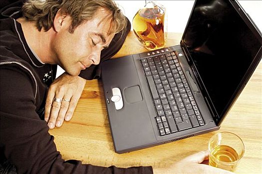男人,睡觉,正面,笔记本电脑,靠近,瓶子,威士忌
