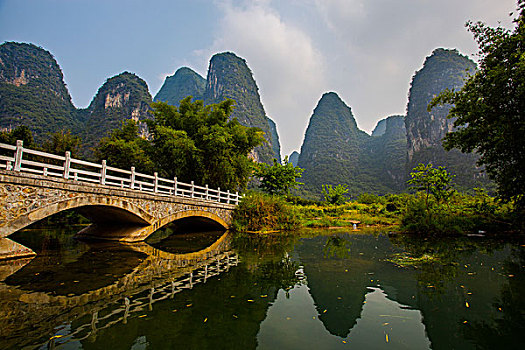 广西桂林阳朔遇龙河漂流美景