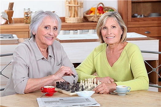 两个,老太太,玩,下棋,厨房