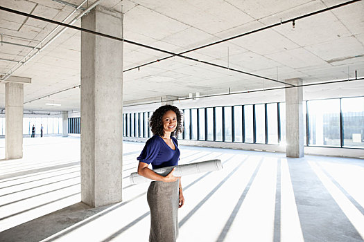 黑人女性,建筑师,站立,大,空,办公室