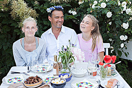 父亲,女儿,桌子,花园