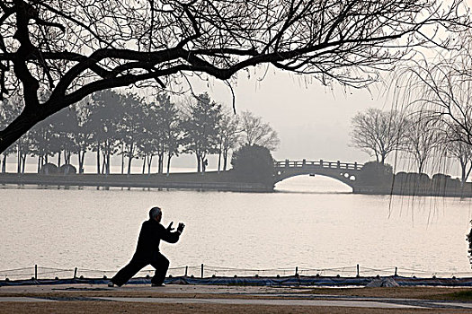 江苏一日,冬,南京,玄武湖边晨练的人们