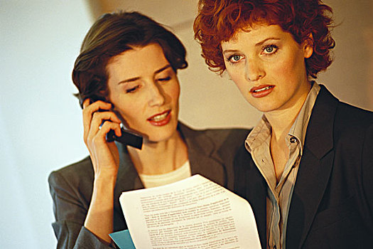 两个,职业女性,拿着,文件,一个,手机