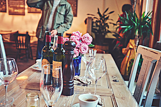 葡萄酒瓶,玻璃杯,桌上
