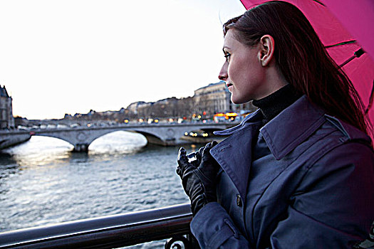特写,女人,粉色,伞,看,赛纳河,河,巴黎,法国