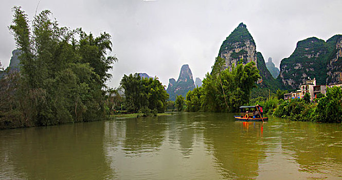 广西黑衣壮族风景区景色倒影竹筏