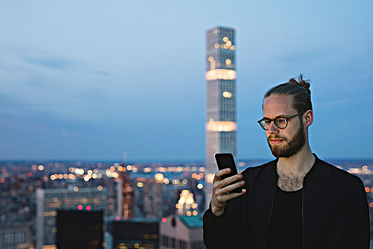 男人,智能手机,公园大道,摩天大楼,背景,曼哈顿,纽约,美国