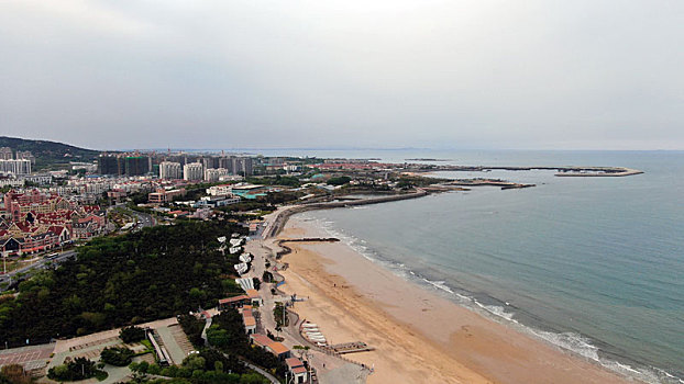 山东省日照市,初夏海滨凉风习习,沙滩洁净海水清澈让人心旷神怡